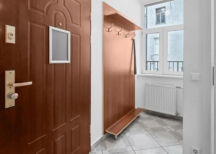 Elegant 3-Bedroom Getaway With Balcony For Groups Up To 7