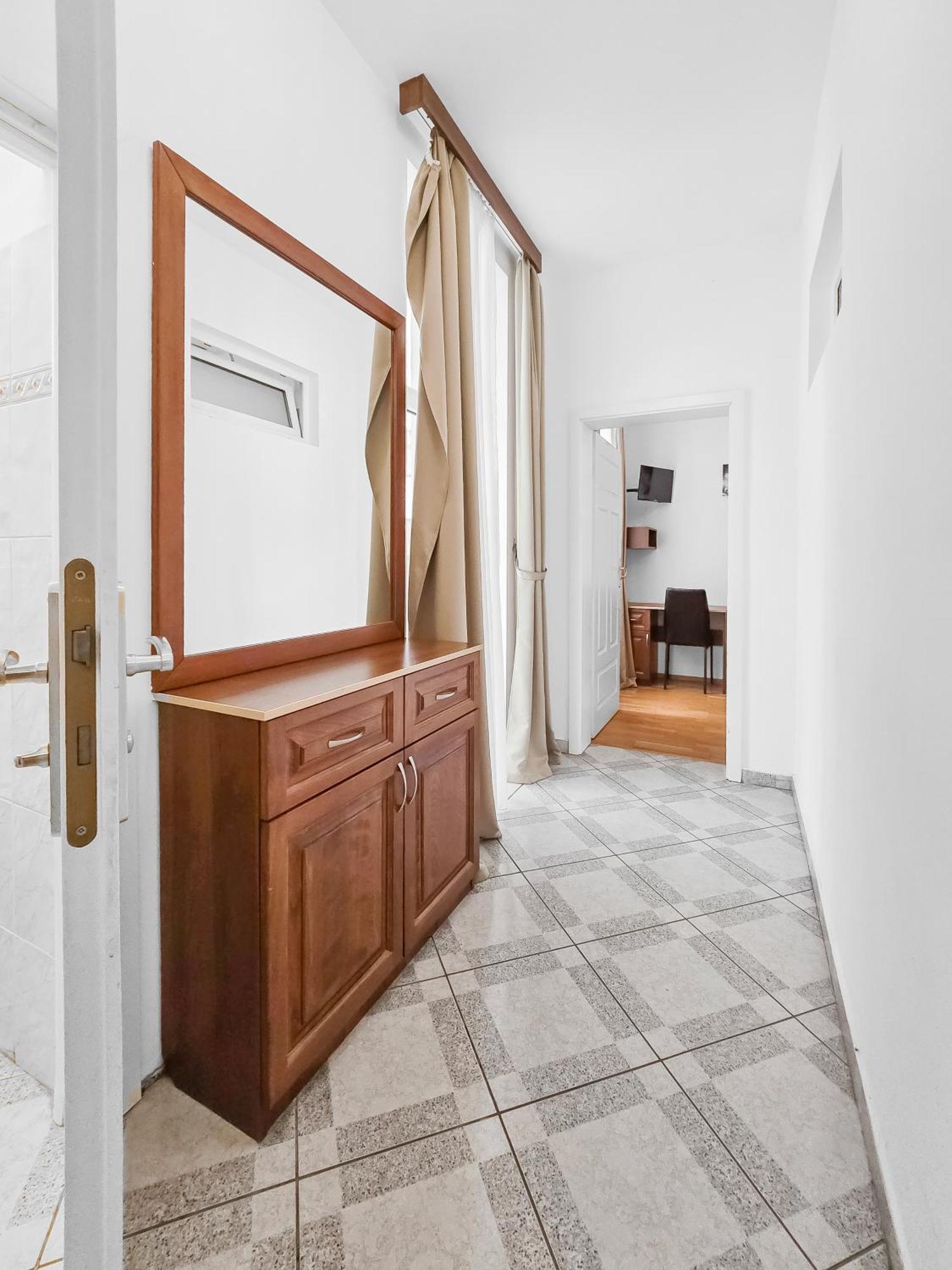 Elegant 3-bedroom Getaway With Balcony For Groups Up To 7 Appartement