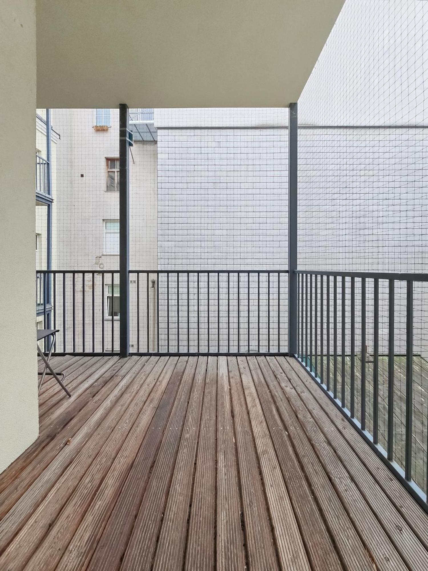 Appartement Elegant 3-bedroom Getaway With Balcony For Groups Up To 7 *