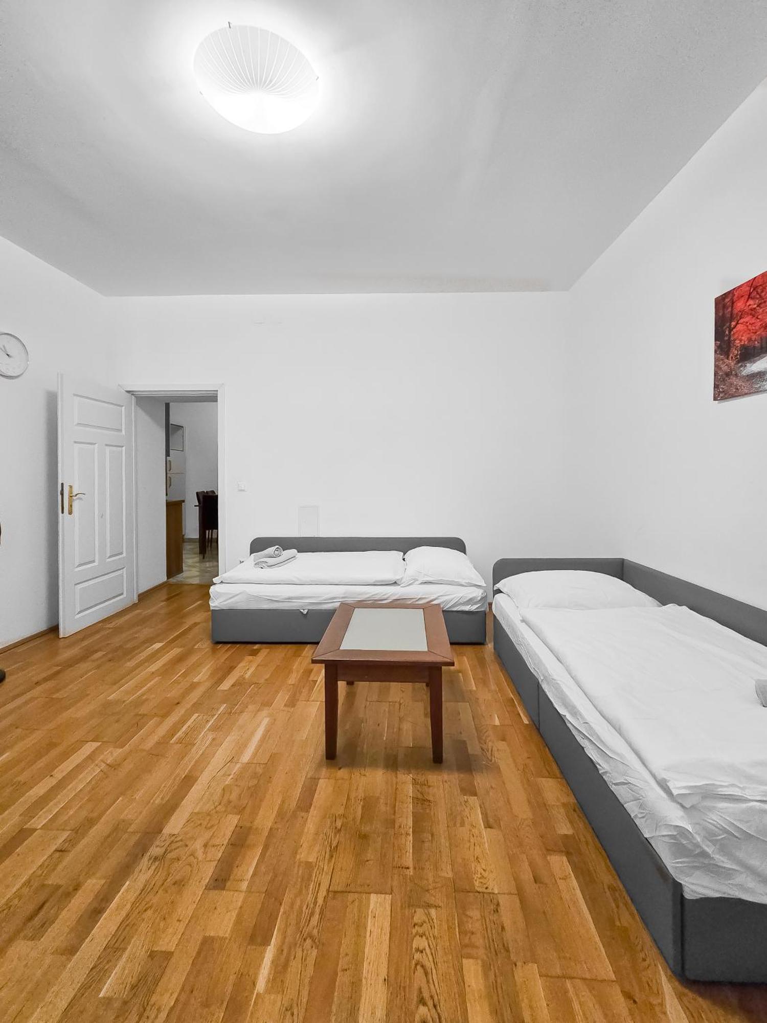 Elegant 3-bedroom Getaway With Balcony For Groups Up To 7 Appartement