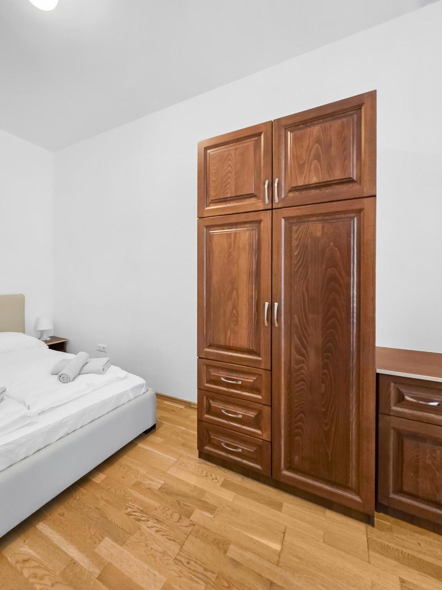 Appartement Elegant 3-bedroom Getaway With Balcony For Groups Up To 7 Vienne