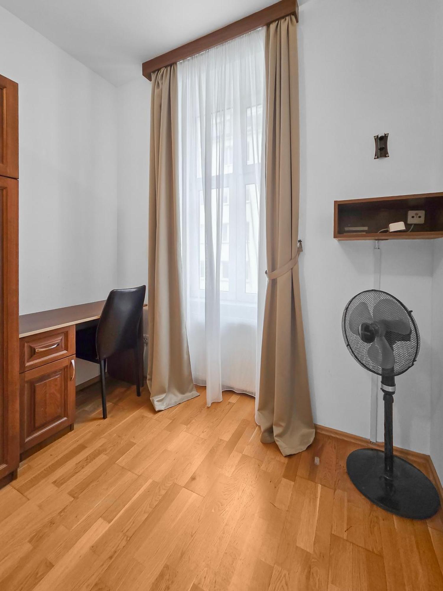 Elegant 3-bedroom Getaway With Balcony For Groups Up To 7 Vienne
