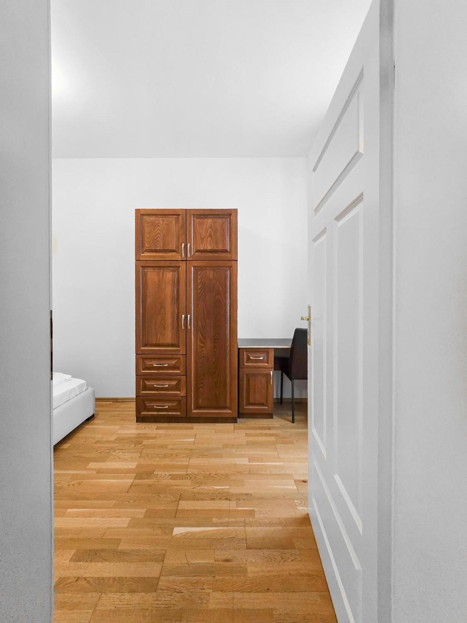 Elegant 3-bedroom Getaway With Balcony For Groups Up To 7 Appartement