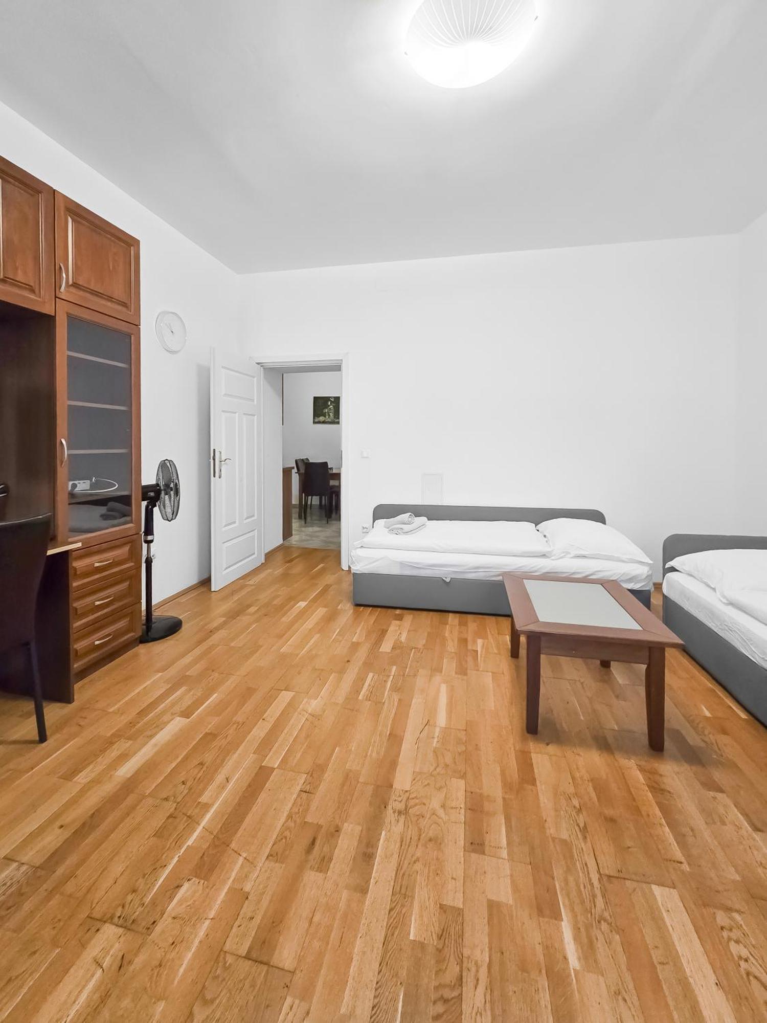 Elegant 3-bedroom Getaway With Balcony For Groups Up To 7 Appartement