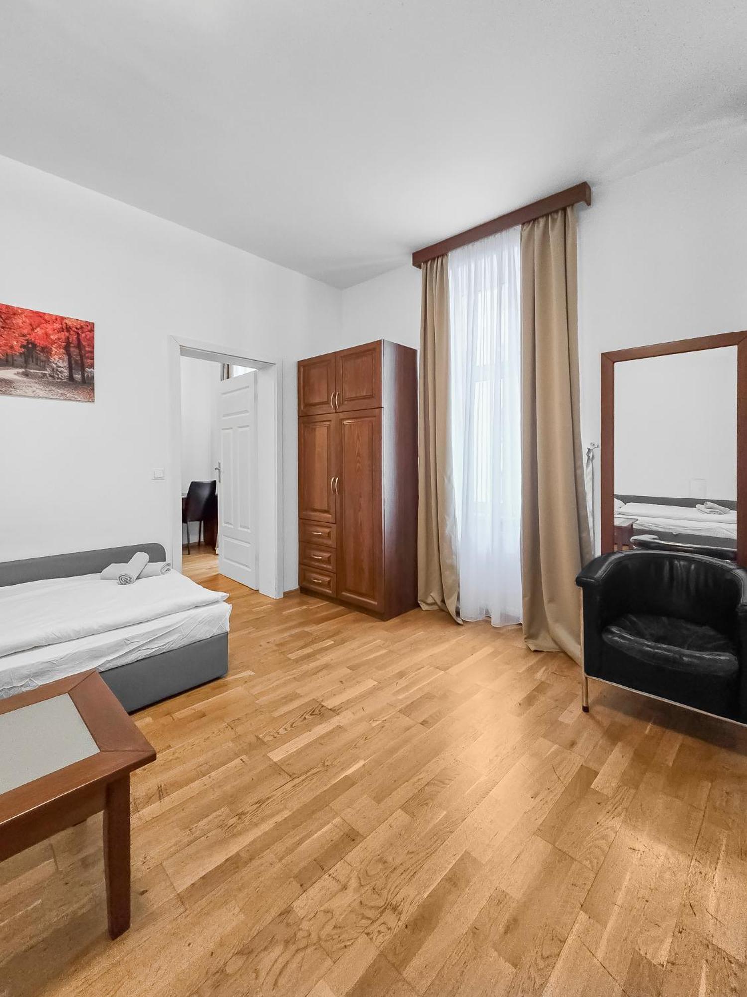 Elegant 3-bedroom Getaway With Balcony For Groups Up To 7 Vienne