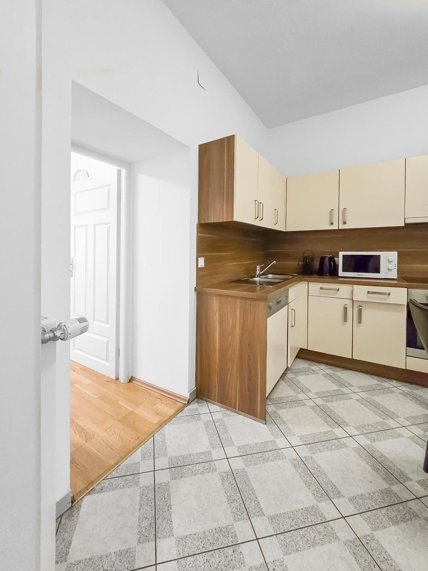 Elegant 3-bedroom Getaway With Balcony For Groups Up To 7 *