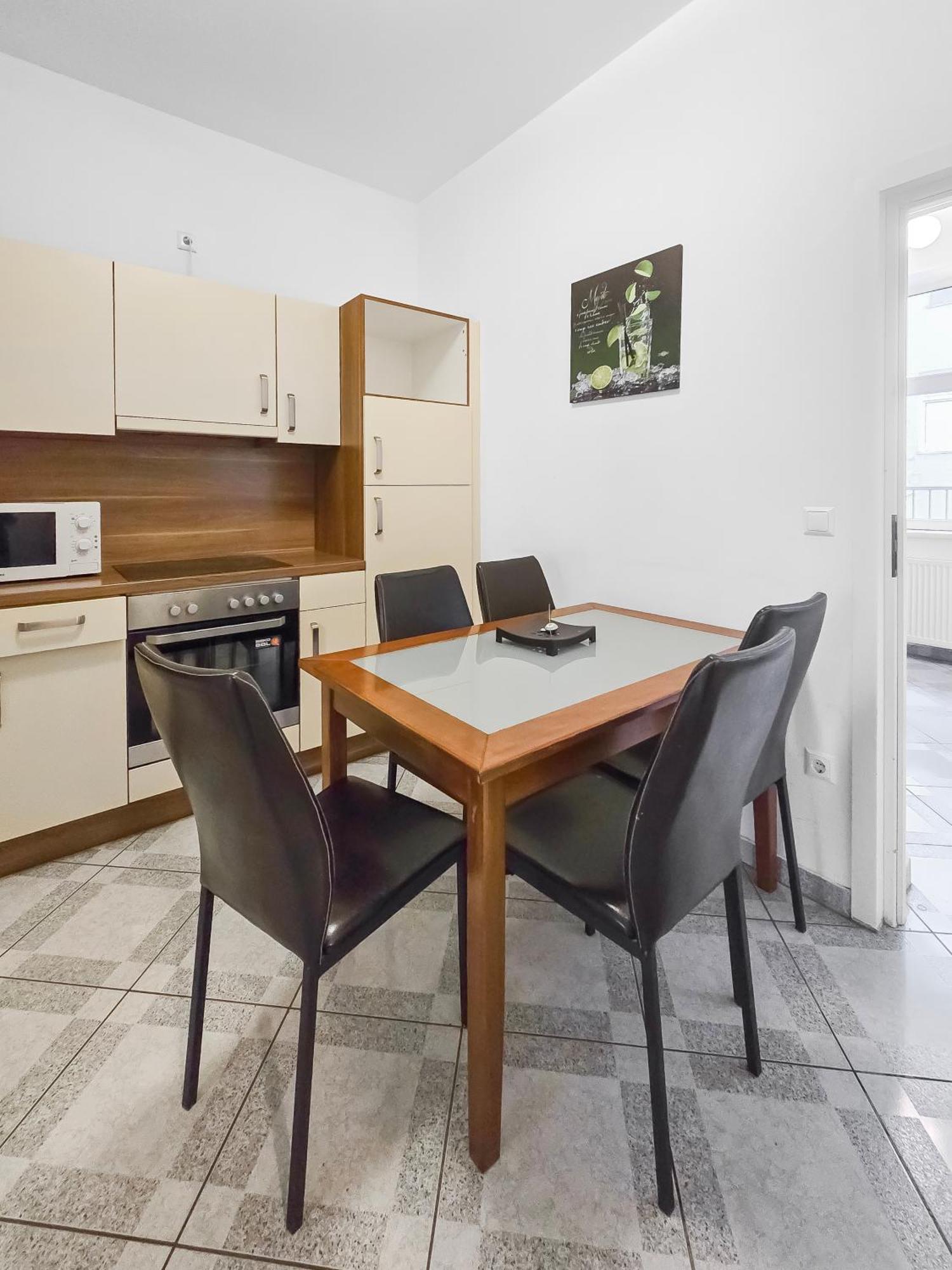 Appartement Elegant 3-bedroom Getaway With Balcony For Groups Up To 7 *