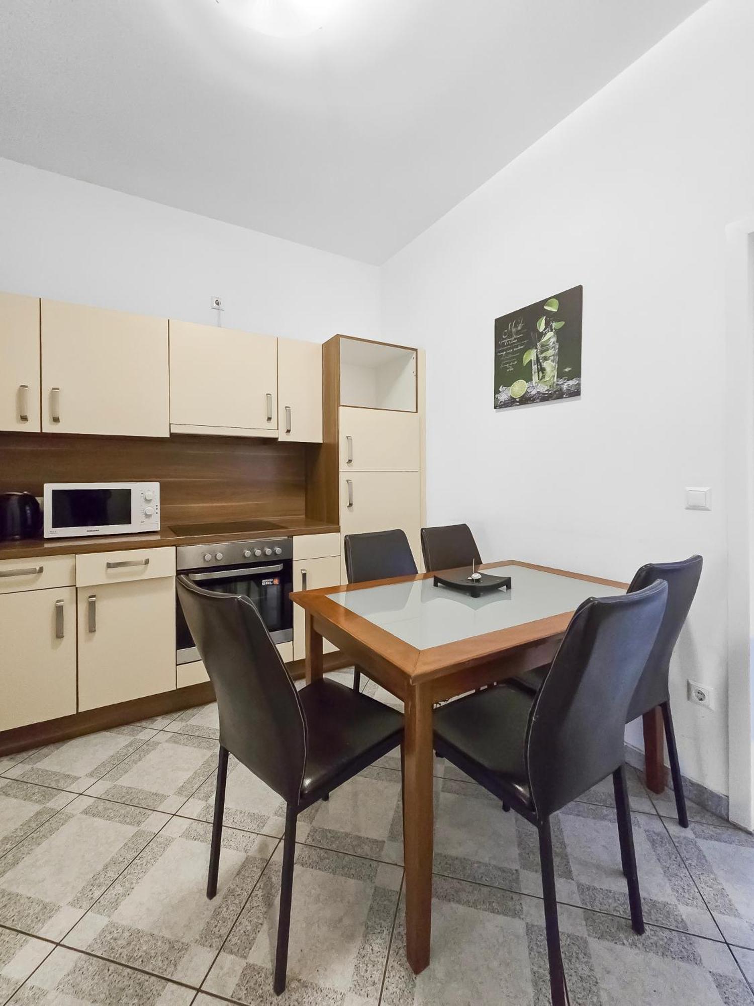 Appartement Elegant 3-bedroom Getaway With Balcony For Groups Up To 7 Vienne