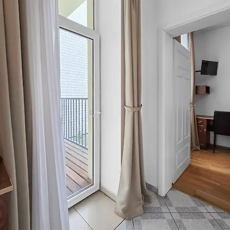 Elegant 3-Bedroom Getaway With Balcony For Groups Up To 7 Vienna Esterno foto