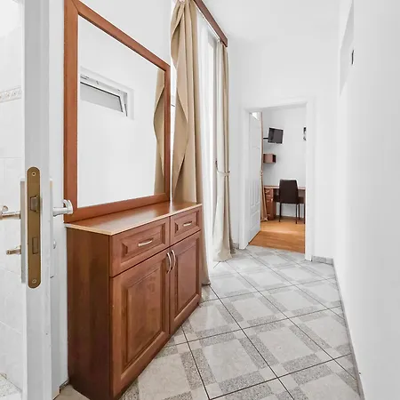 Elegant 3-Bedroom Getaway With Balcony For Groups Up To 7 Vienna Esterno foto