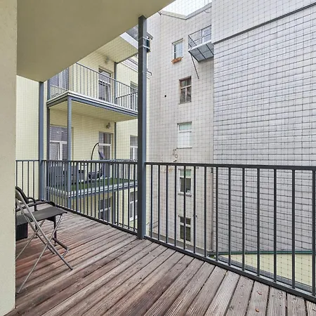 Elegant 3-Bedroom Getaway With Balcony For Groups Up To 7 Vienna Esterno foto