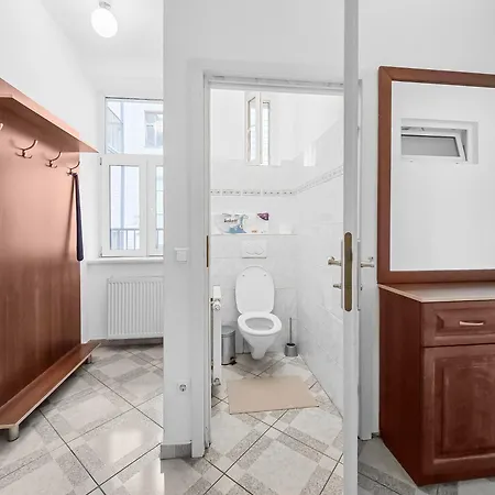 Elegant 3-Bedroom Getaway With Balcony For Groups Up To 7 Vienna Esterno foto