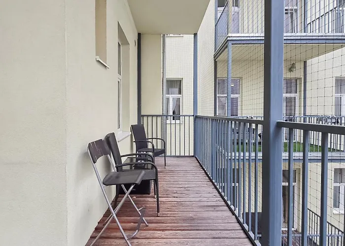 Elegant 3-Bedroom Getaway With Balcony For Groups Up To 7