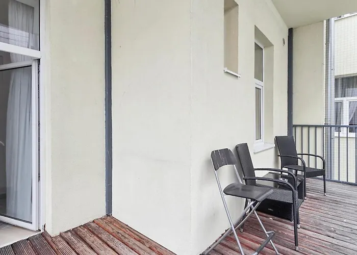 Elegant 3-Bedroom Getaway With Balcony For Groups Up To 7