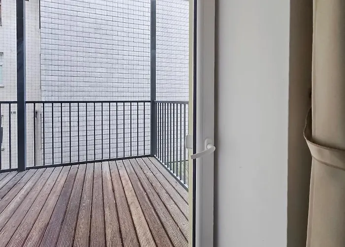Elegant 3-Bedroom Getaway With Balcony For Groups Up To 7