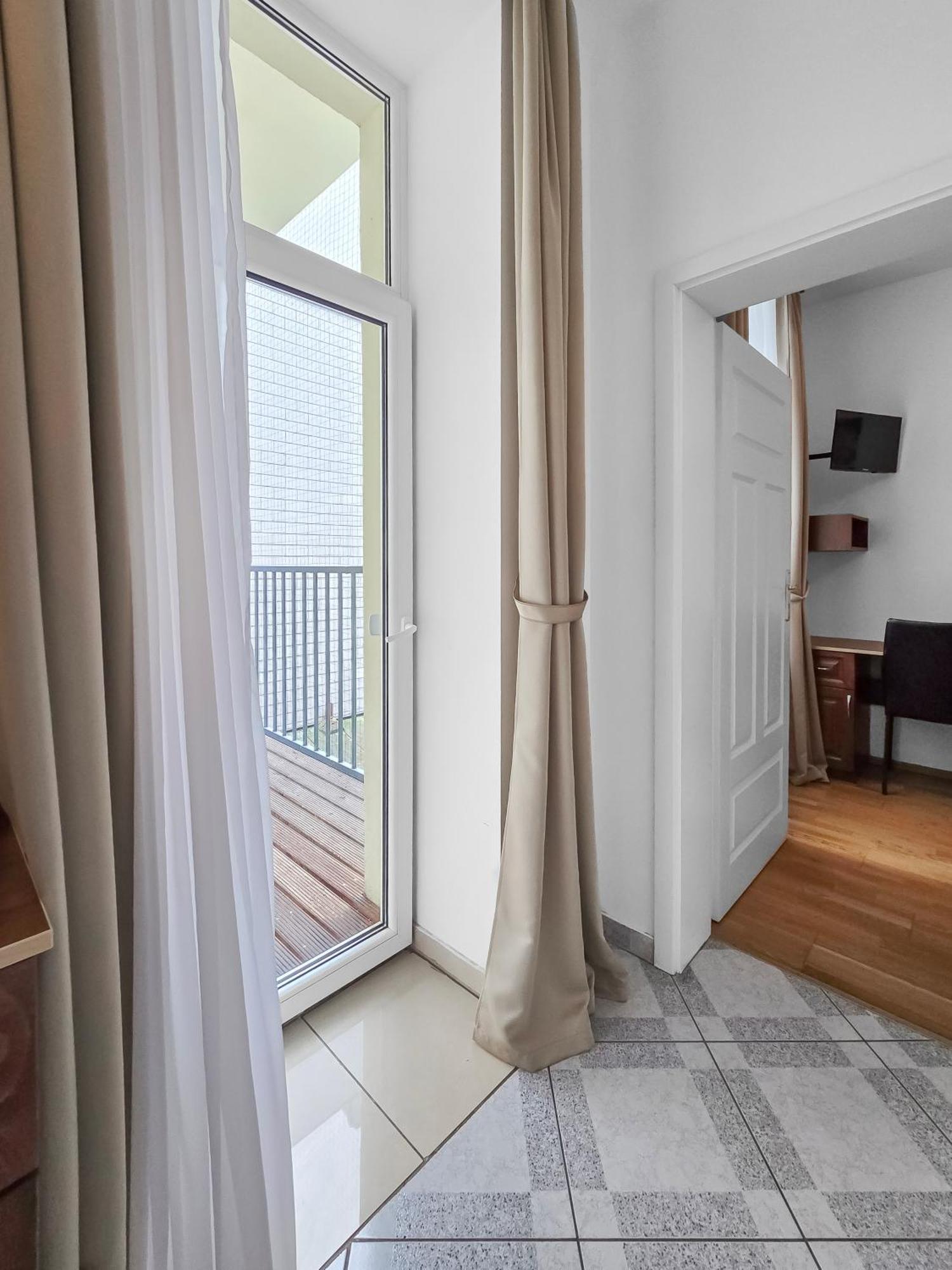 Elegant 3-bedroom Getaway With Balcony For Groups Up To 7 Appartamento