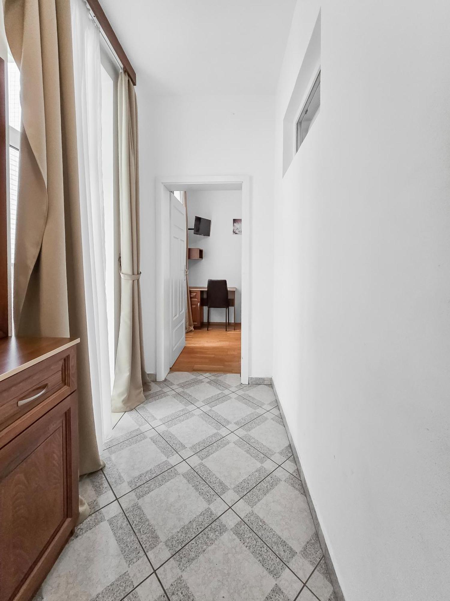 Elegant 3-bedroom Getaway With Balcony For Groups Up To 7 Vienna