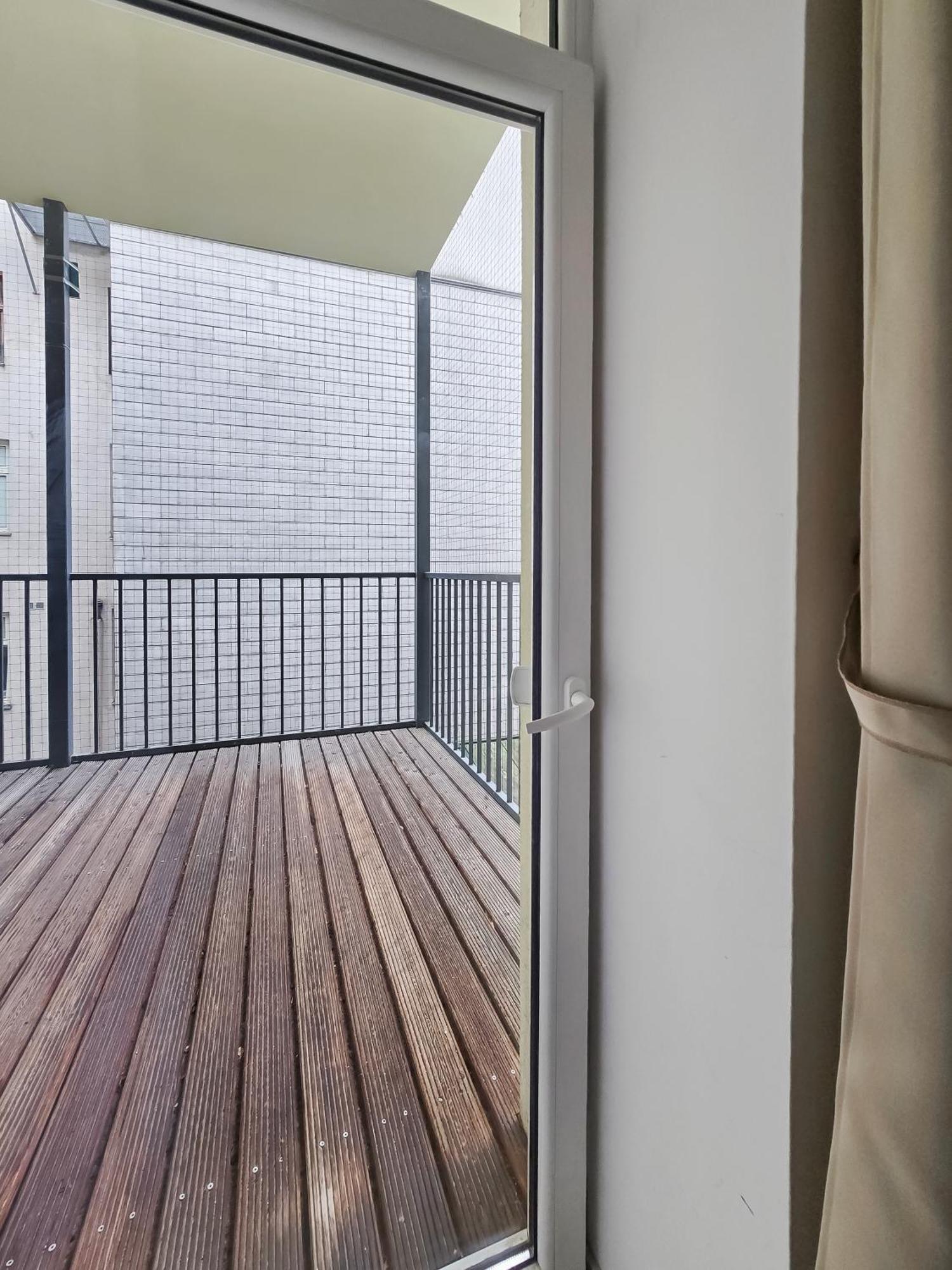 Appartamento Elegant 3-bedroom Getaway With Balcony For Groups Up To 7