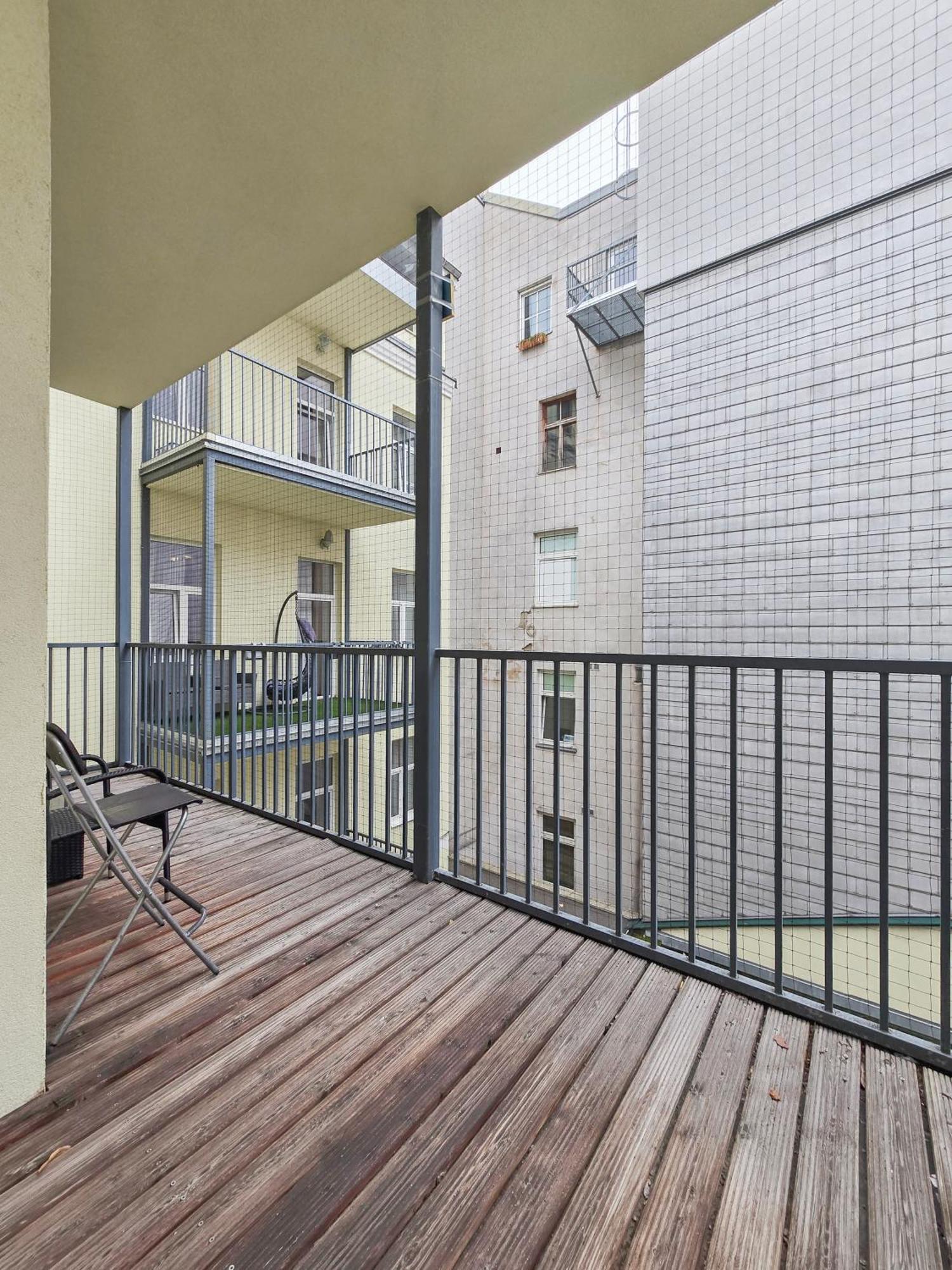 Elegant 3-bedroom Getaway With Balcony For Groups Up To 7 Appartamento