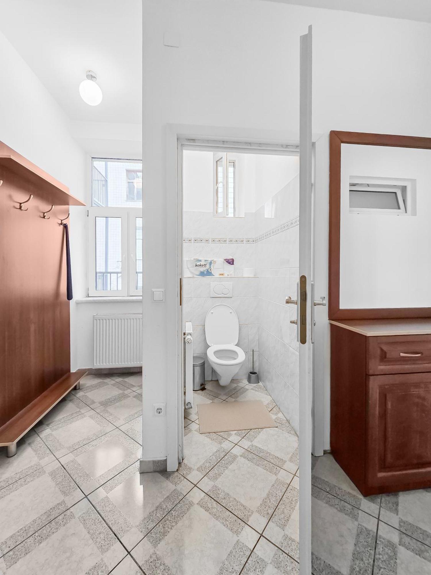Elegant 3-bedroom Getaway With Balcony For Groups Up To 7 Appartamento *