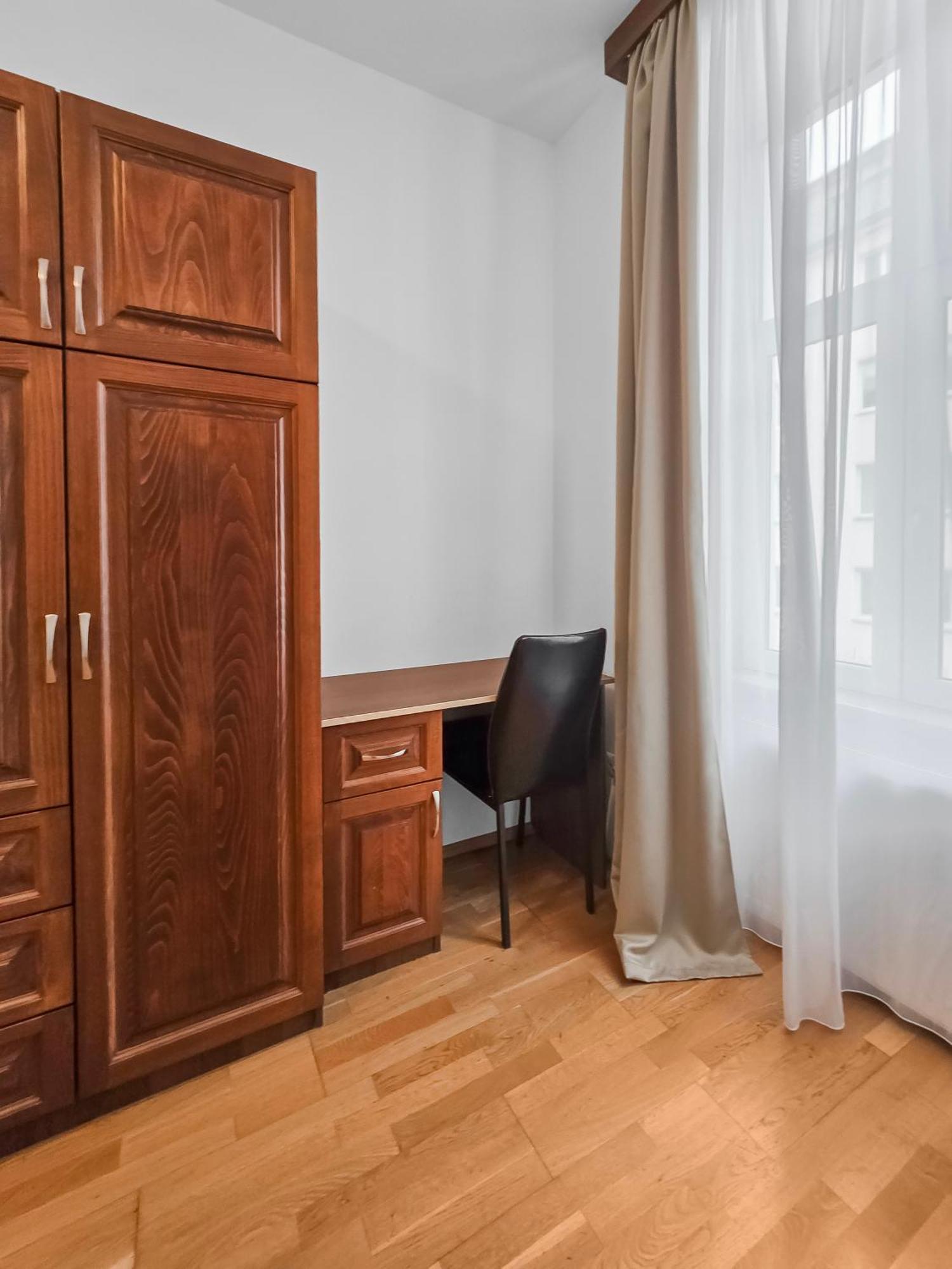 Appartamento Elegant 3-bedroom Getaway With Balcony For Groups Up To 7
