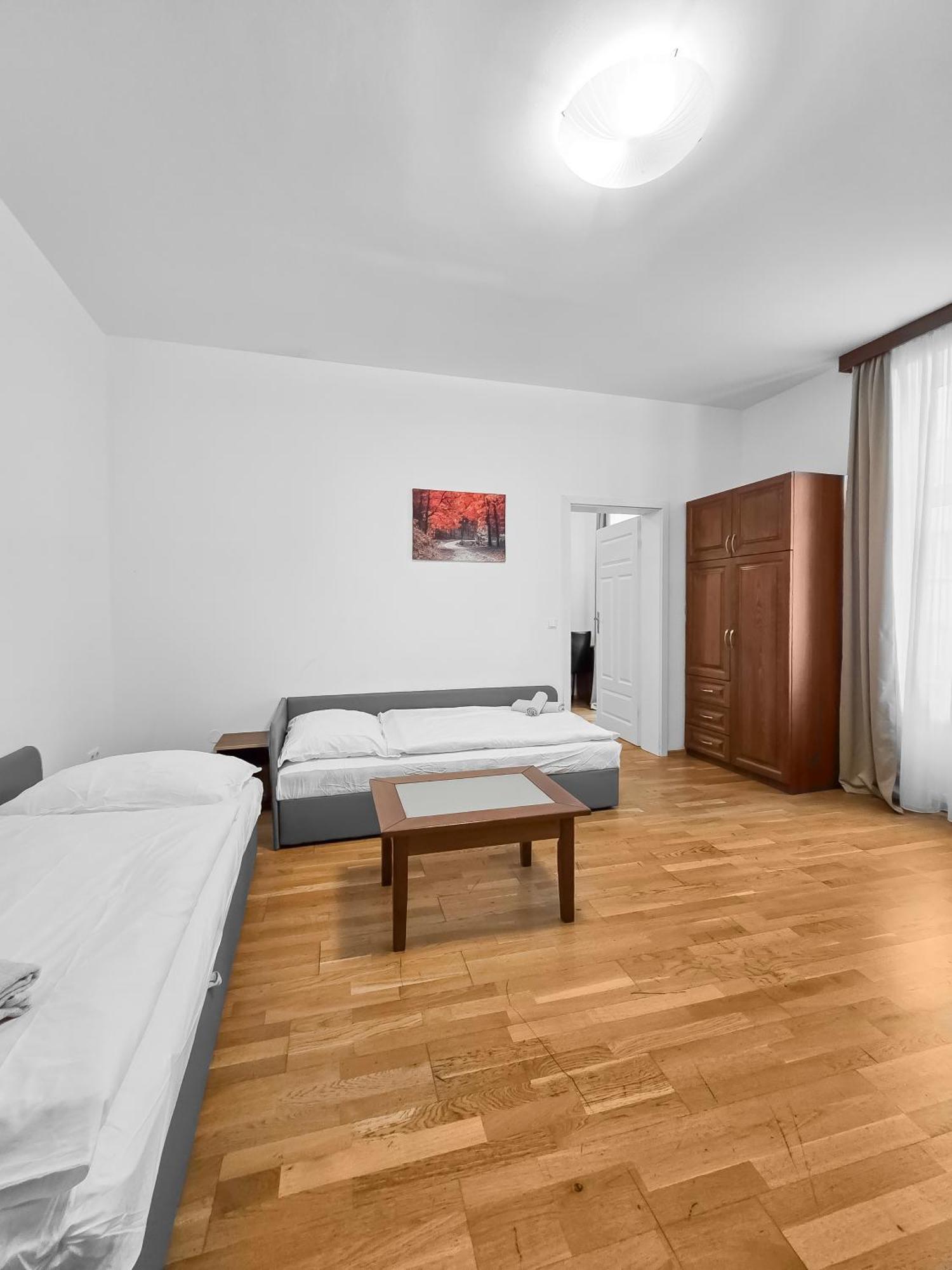 Appartamento Elegant 3-bedroom Getaway With Balcony For Groups Up To 7 *