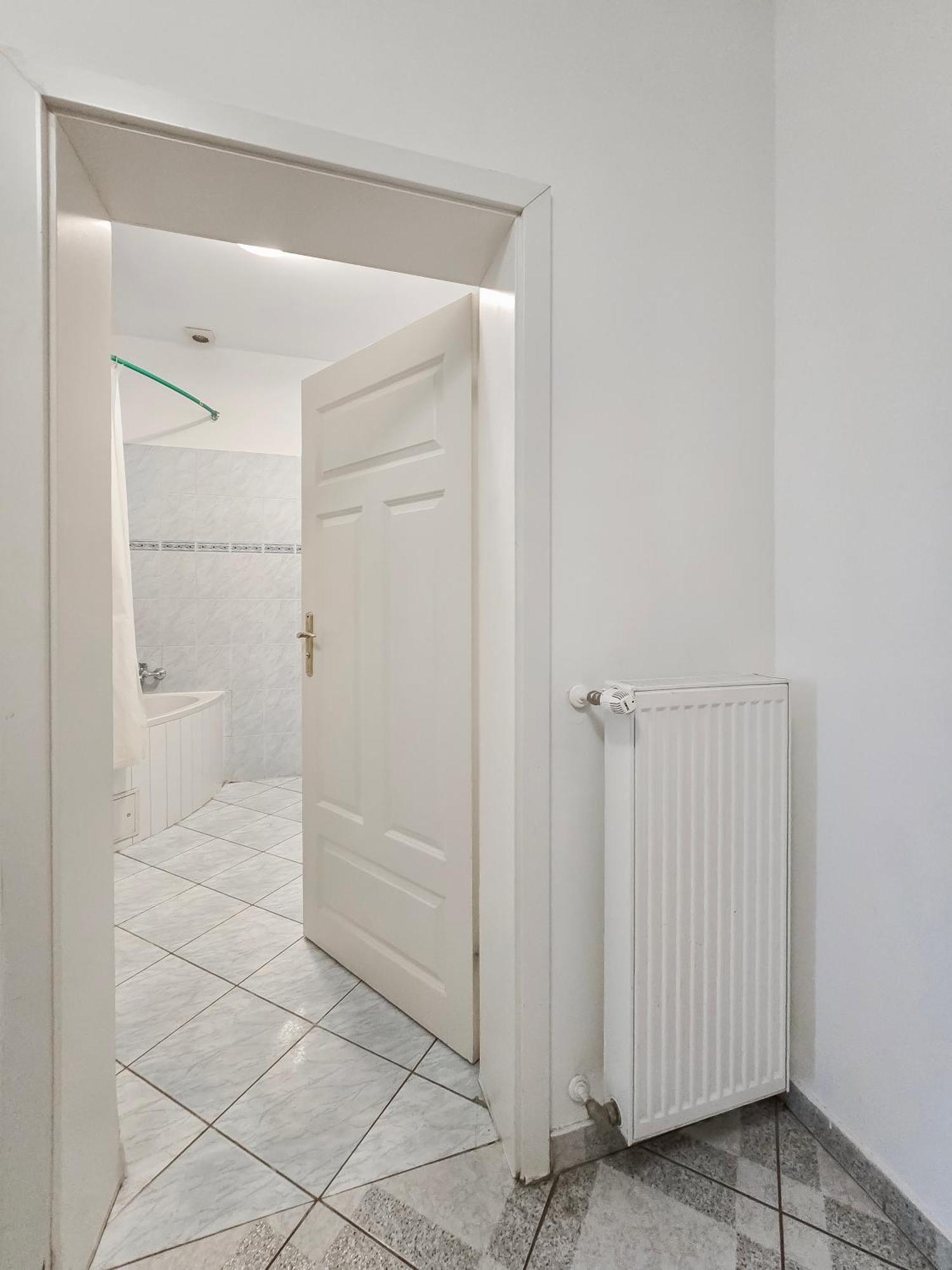 Elegant 3-bedroom Getaway With Balcony For Groups Up To 7 Appartamento Vienna