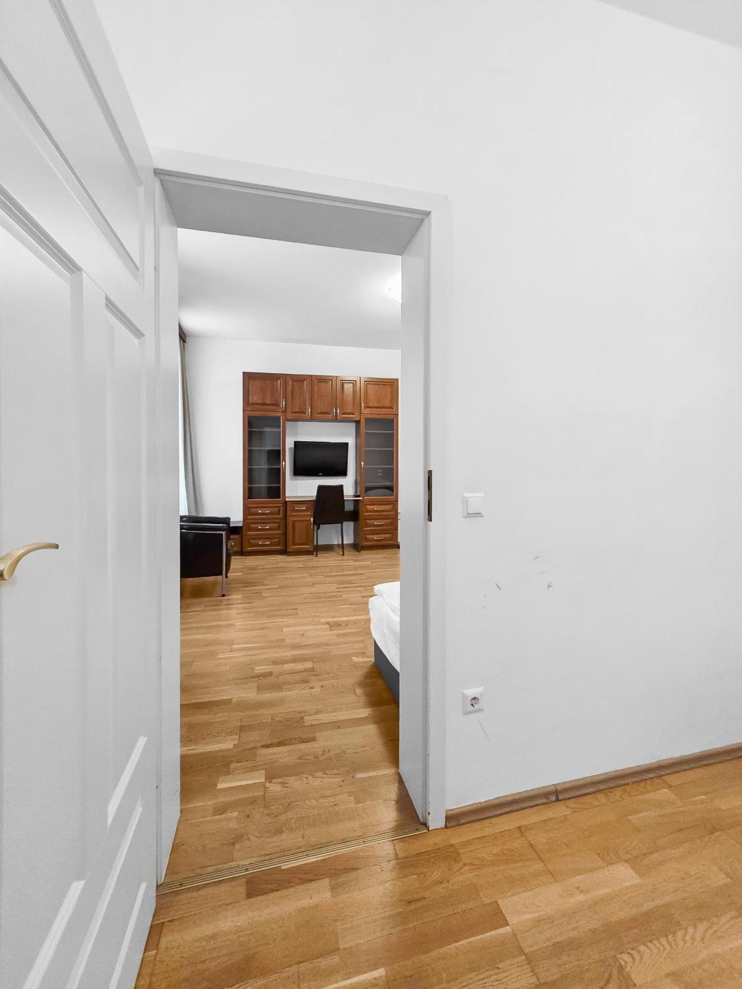 Elegant 3-bedroom Getaway With Balcony For Groups Up To 7 *