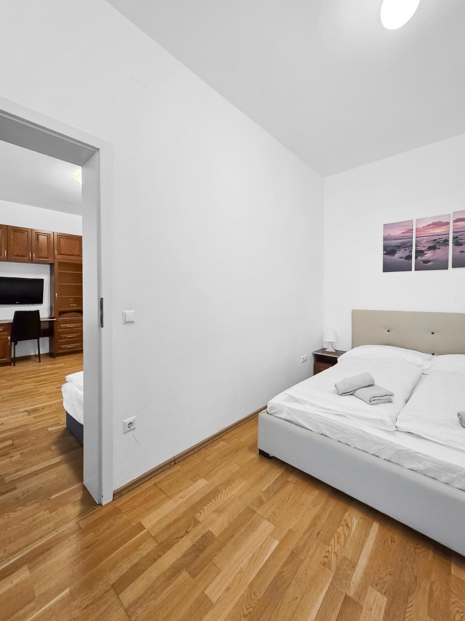 Elegant 3-bedroom Getaway With Balcony For Groups Up To 7