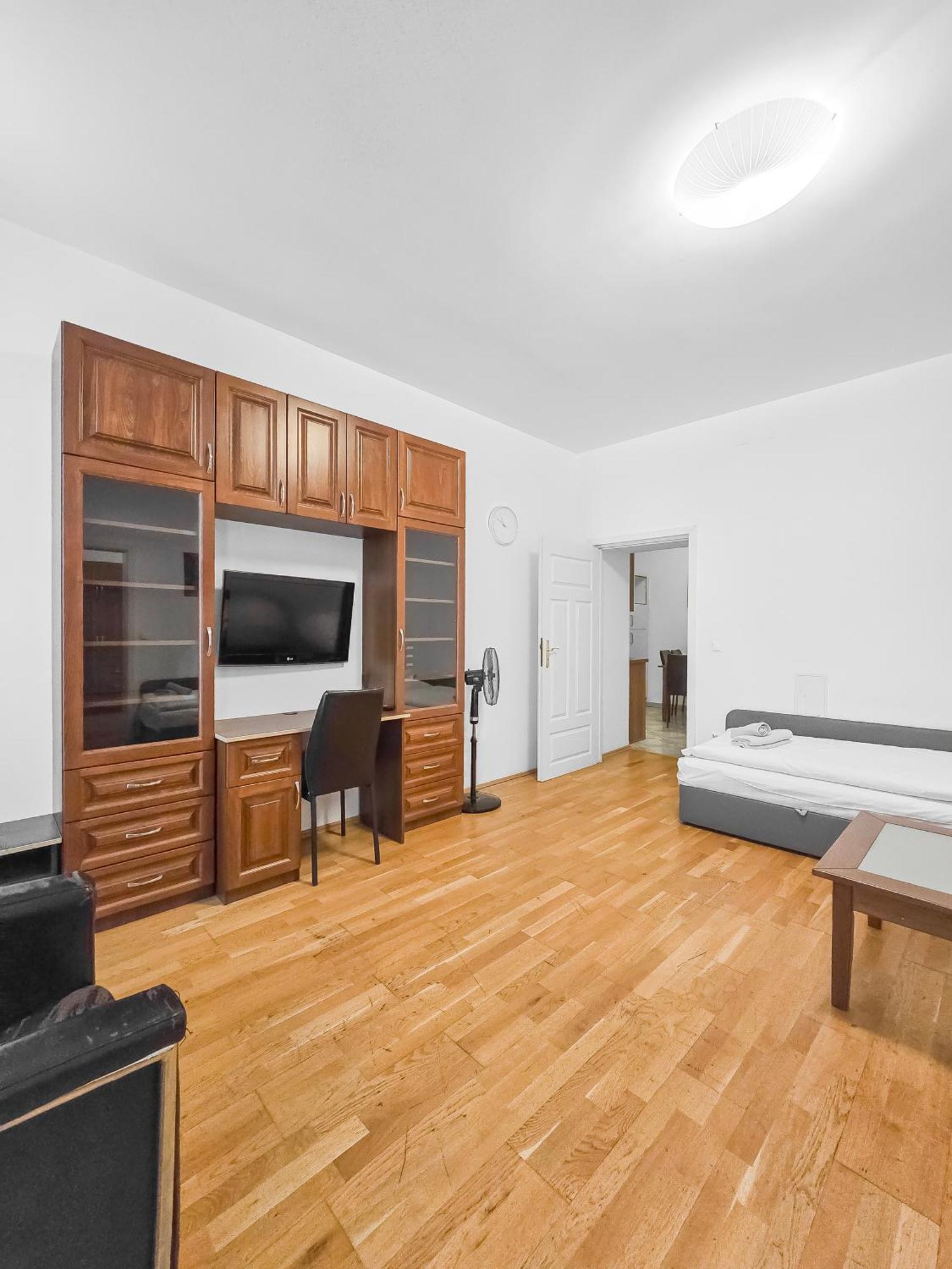 Elegant 3-bedroom Getaway With Balcony For Groups Up To 7 Appartamento *