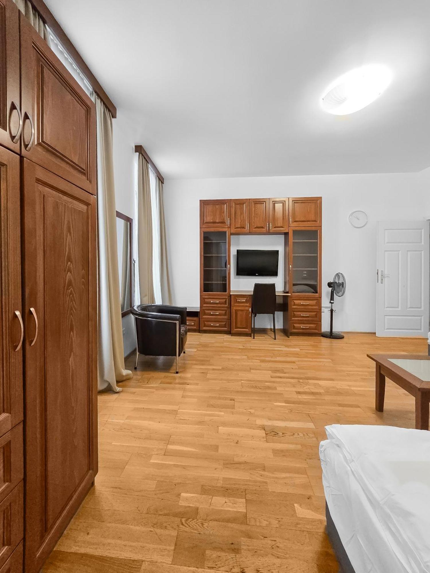 Appartamento Elegant 3-bedroom Getaway With Balcony For Groups Up To 7 *