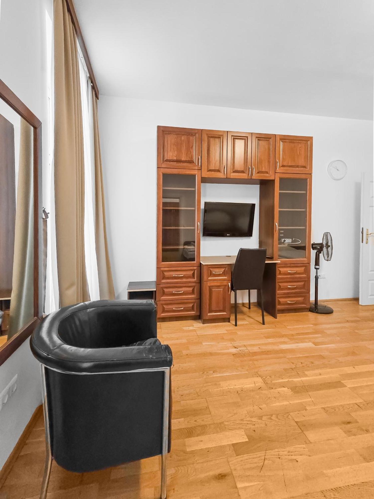 Elegant 3-bedroom Getaway With Balcony For Groups Up To 7 Vienna