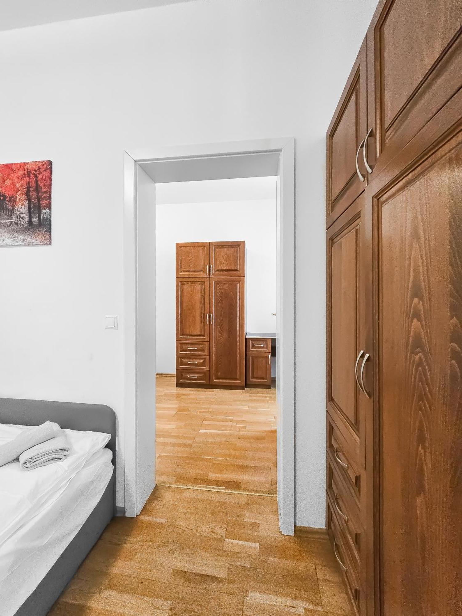 Elegant 3-bedroom Getaway With Balcony For Groups Up To 7 *
