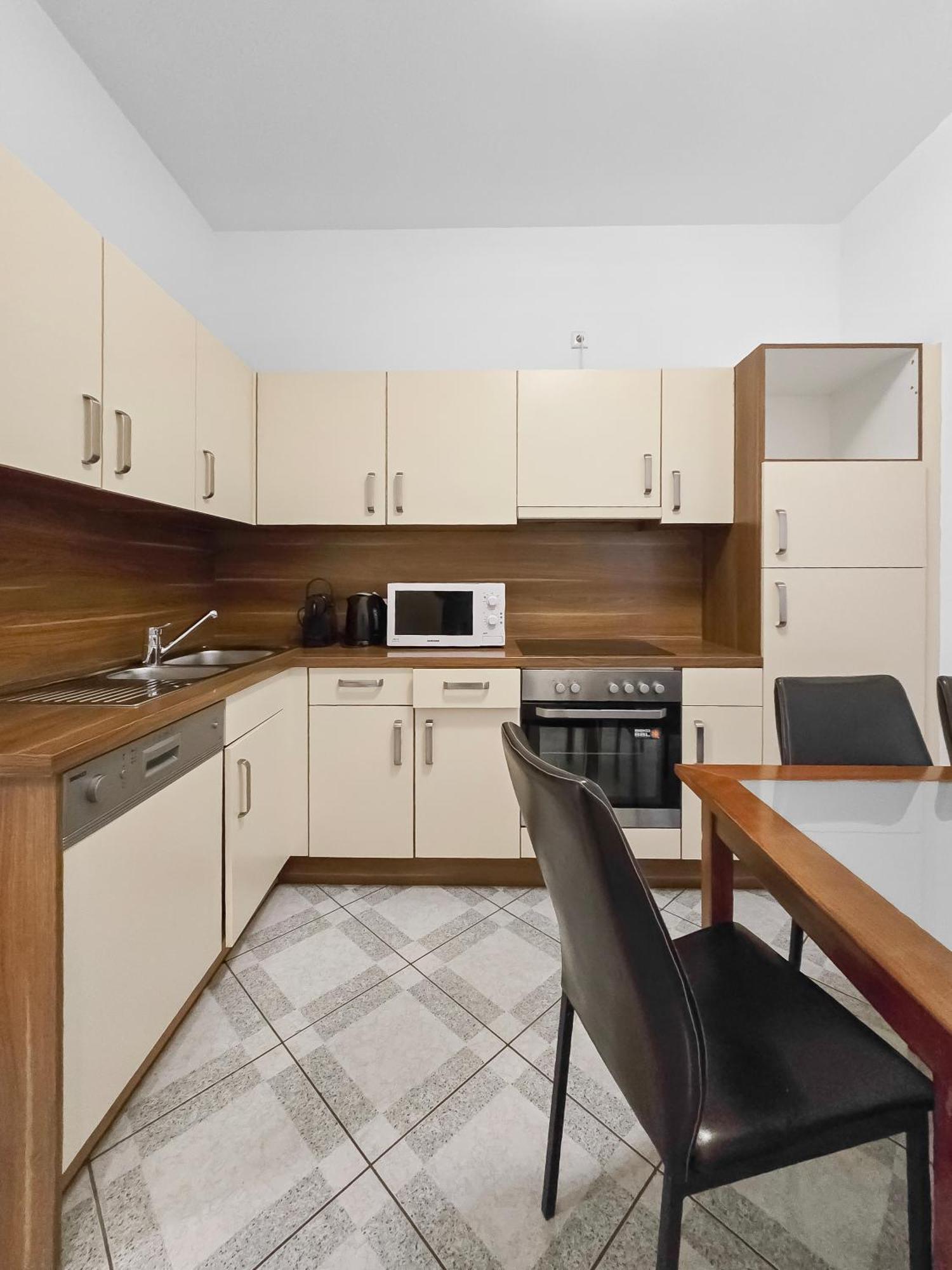 Elegant 3-bedroom Getaway With Balcony For Groups Up To 7 Vienna