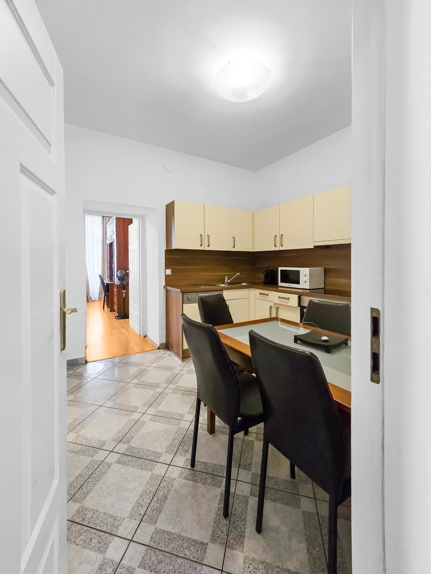 Elegant 3-bedroom Getaway With Balcony For Groups Up To 7 * Vienna