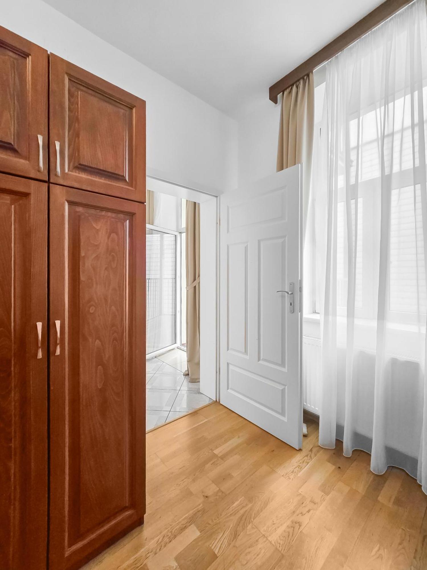 Appartamento Elegant 3-bedroom Getaway With Balcony For Groups Up To 7 *