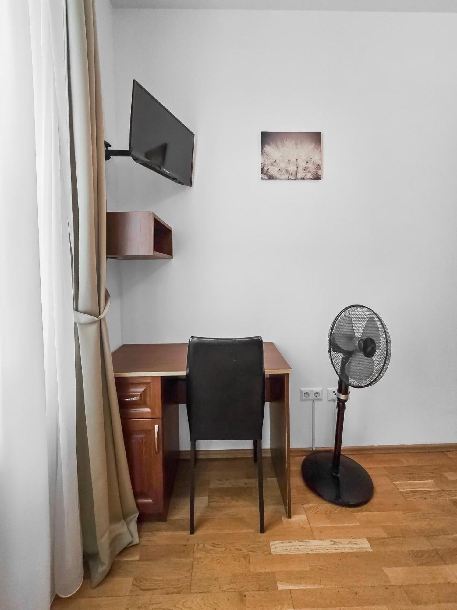 Appartamento Elegant 3-bedroom Getaway With Balcony For Groups Up To 7 Vienna