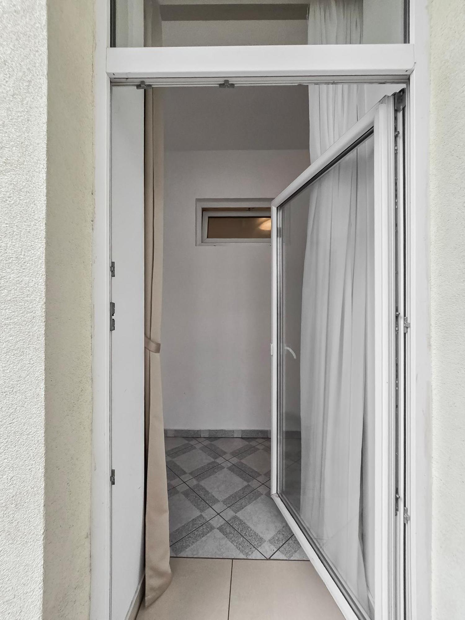 Appartamento Elegant 3-bedroom Getaway With Balcony For Groups Up To 7 *